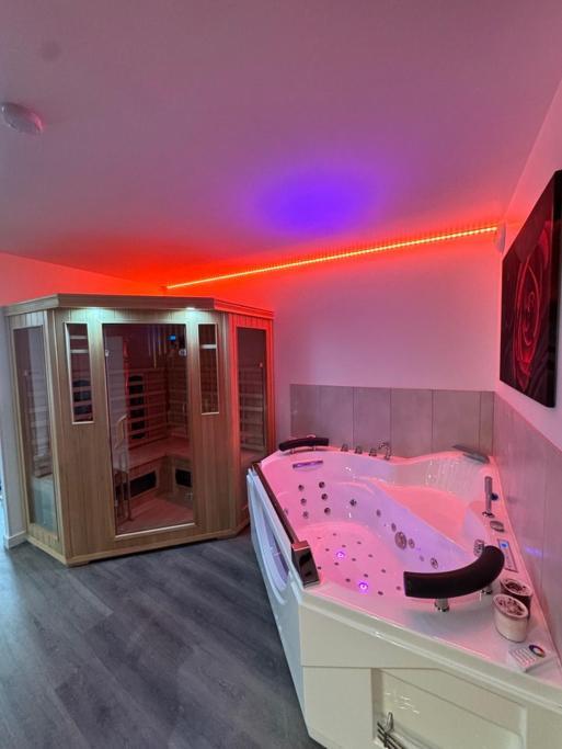 Nuit Defendue - Jacuzzi - Sauna - By Primo C0Nciergerie تورنو المظهر الخارجي الصورة